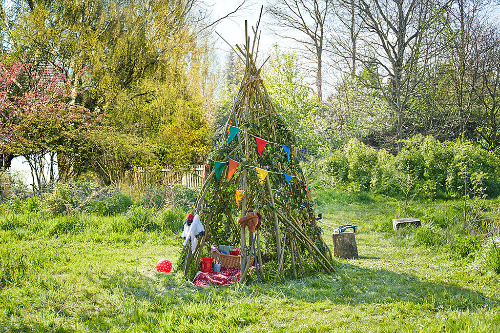 Tipi im Garten aus Weidenruten