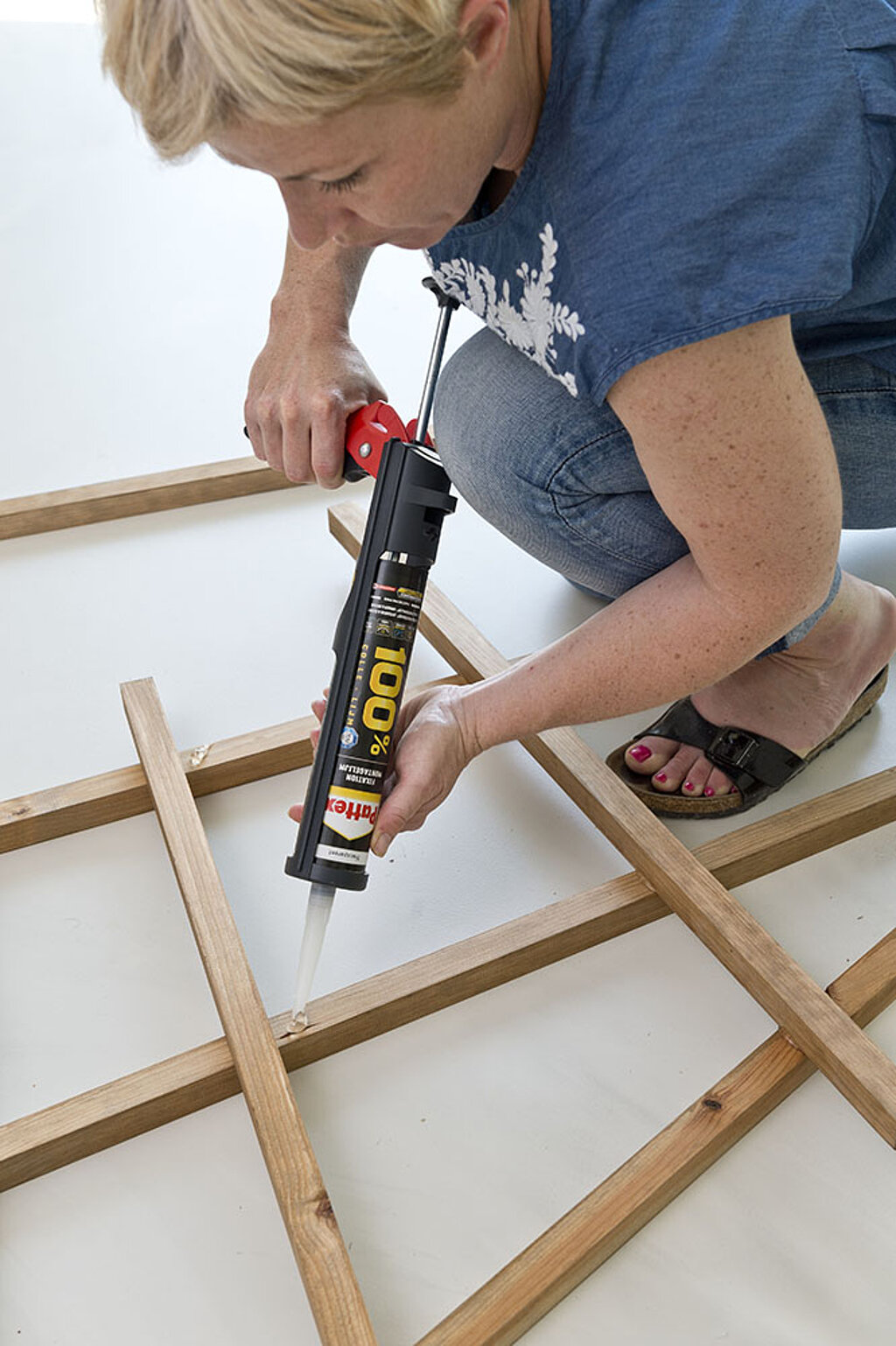 Schickes Wandregal aus Holzleisten