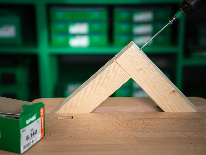 Lernturm für Kinder bauen und schräge Holzverbindungen mit langen Schrauben vormontieren für hohe Stabilität