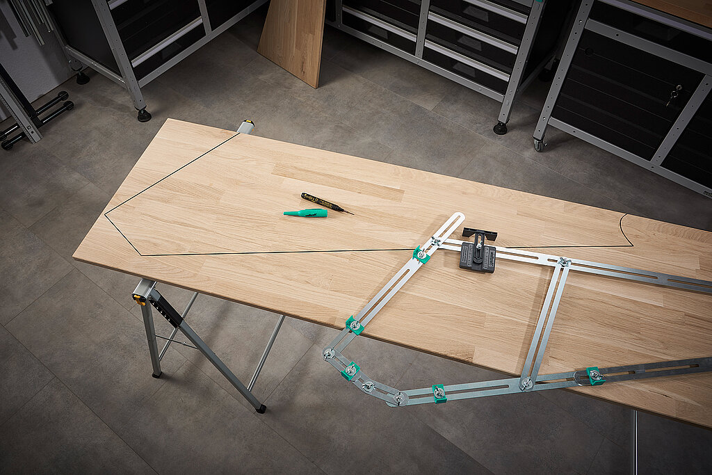 Kontur der Treppenstufe auf Holz übertragen