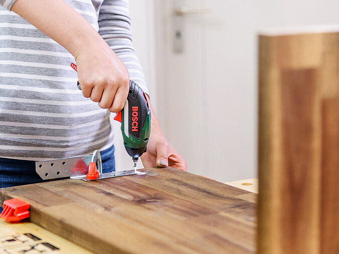 Design-Couchtisch: Winkelverbinder anbringen