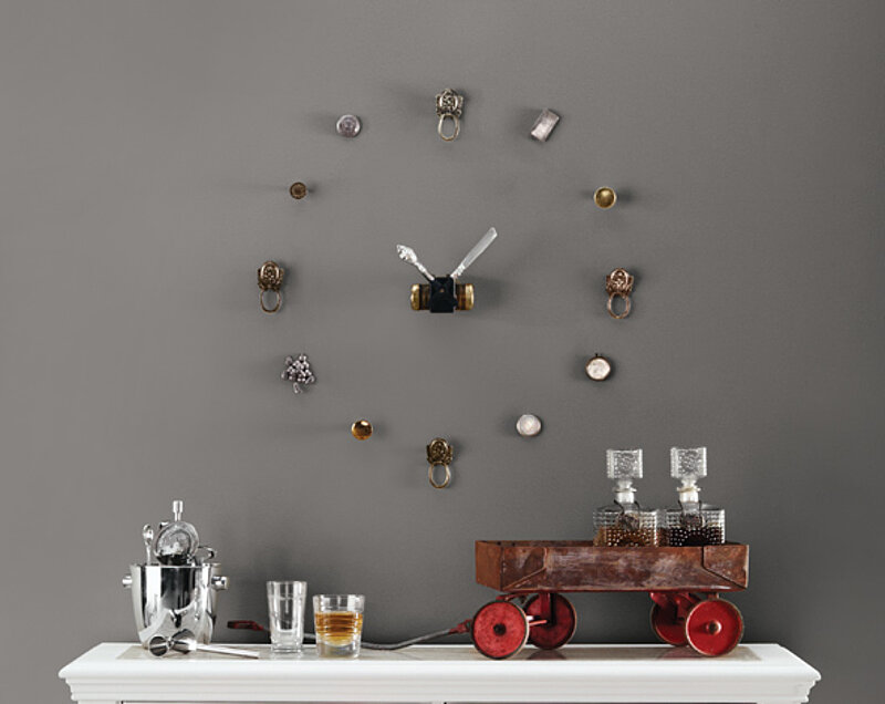 Aus alt mach neu: Wanduhr aus Beschlägen