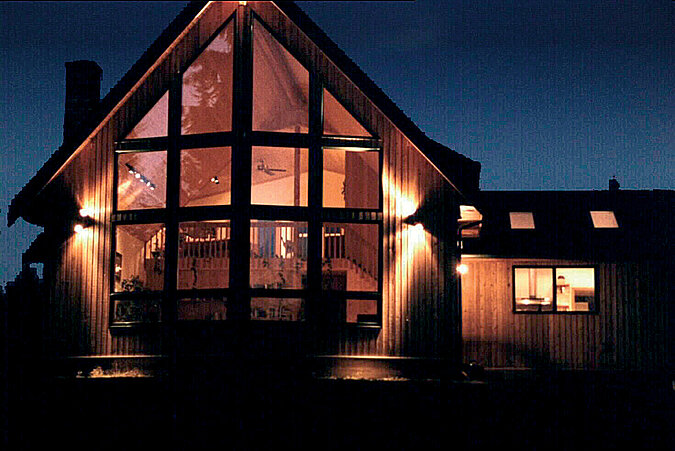Haus erleuchtet in der Nacht