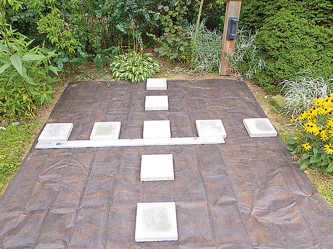Holzdeck: Betonplatten in Flucht auslegen