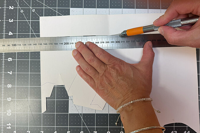 Einschulung Orden basteln mit Cutter und Metalllineal zum präzisen Zuschneiden der Papierstreifen