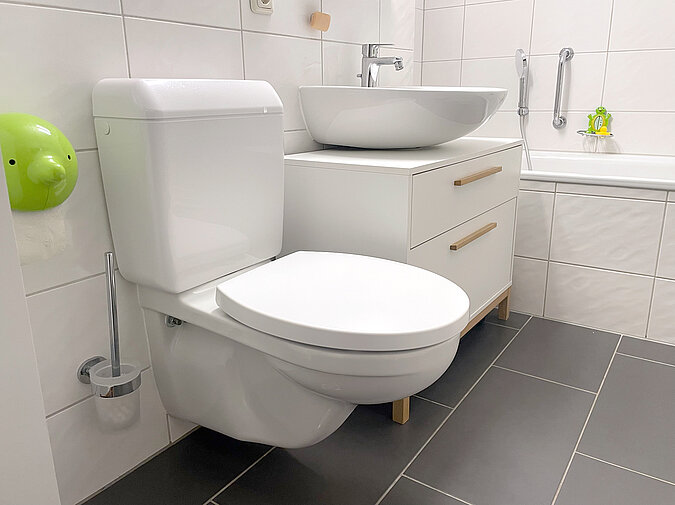Klodeckel wechseln & pflegen – Bad mit weissen Badmöbeln und neu montiertem WC-Sitz Durounbreakable