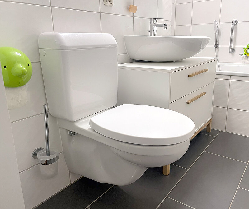 Klodeckel wechseln & pflegen – Bad mit weissen Badmöbeln und neu montiertem WC-Sitz Durounbreakable