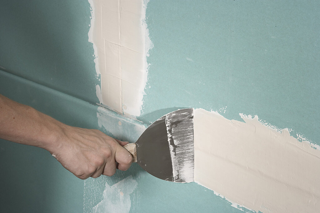 Gipskartonwand grundieren mit Spachtelmasse 