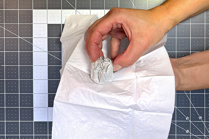 Geisterkopf mit Zwirn zusammenbinden