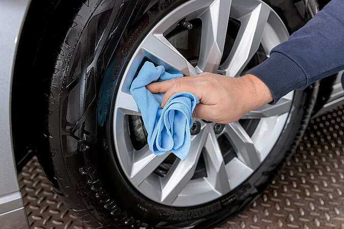 Auto selbst waschen Nachpflege – Mit Mikrofasertuch Felgen trockenreiben für glänzendes Finish ohne Wasserflecken.