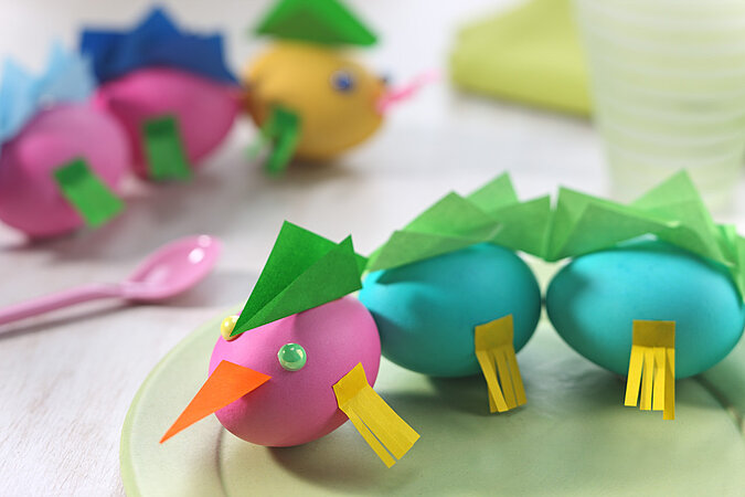  Deko-Drachen aus bunten Eiern und Verzierung aus Bastelpapier 