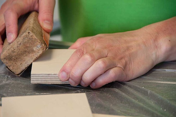 DIY Handtuchhaken: Bretter schleifen