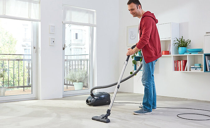 teppich verlegen raum wird vorbereitet und gesaugt