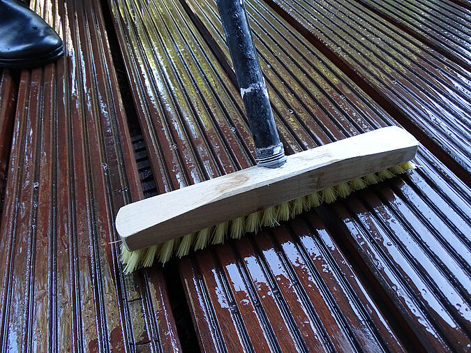 Holzterrasse reinigen
