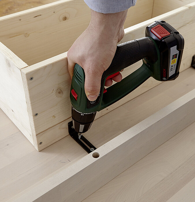 Grilltisch: Holzkasten montieren