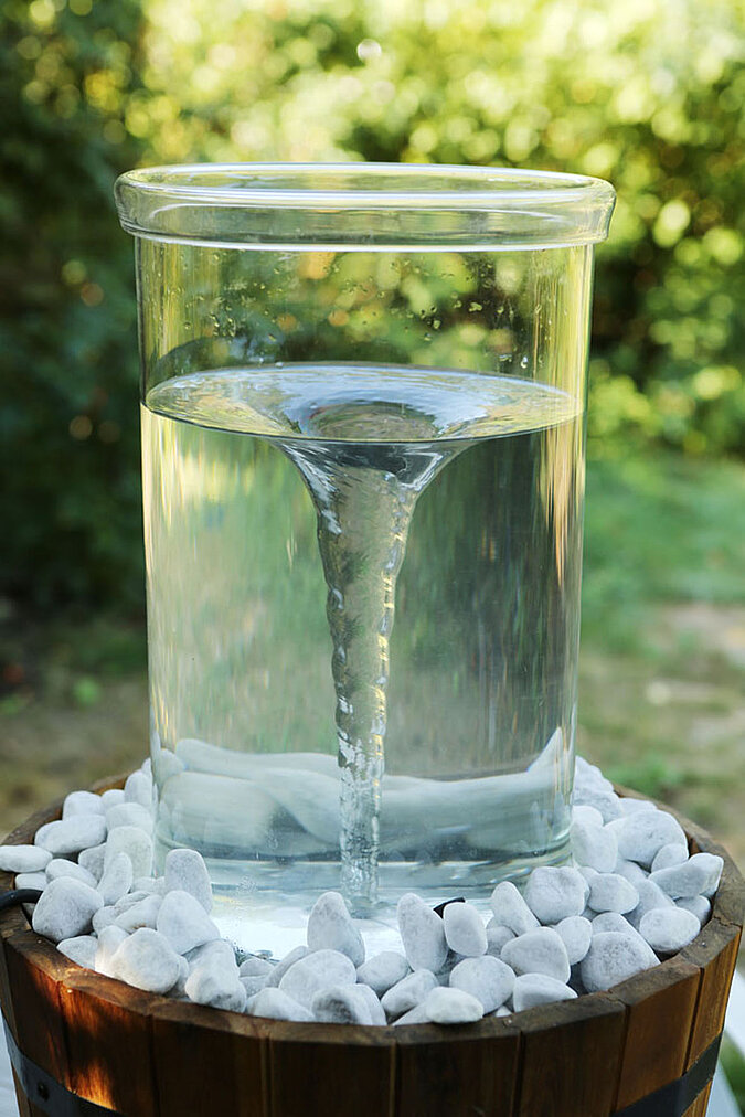 selbstgemachtes Wasserspiel mit Sog in einem dicken Glasbehaelter