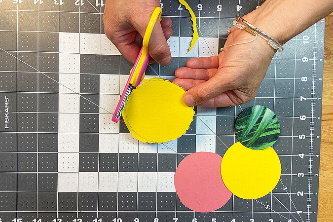 Einschulung Orden basteln mit Motivschere zum Ausschneiden der runden Papierplakette