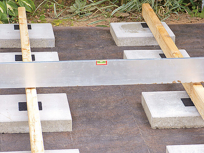 Holzdeck: Niveau überprüfen