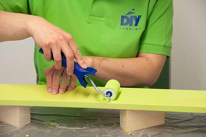 DIY-Kindergarderobe: Brett lackieren