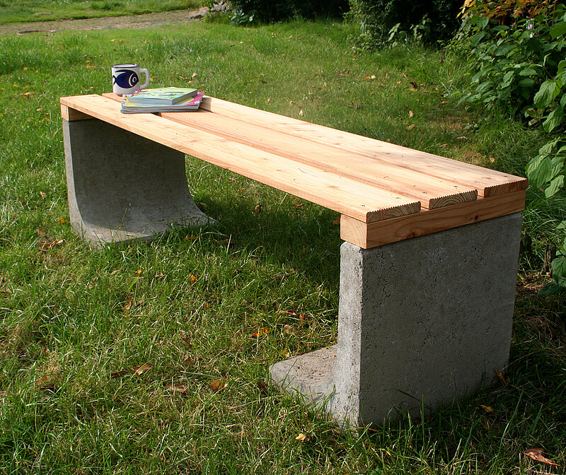 Gartenbank aus Beton und Holz