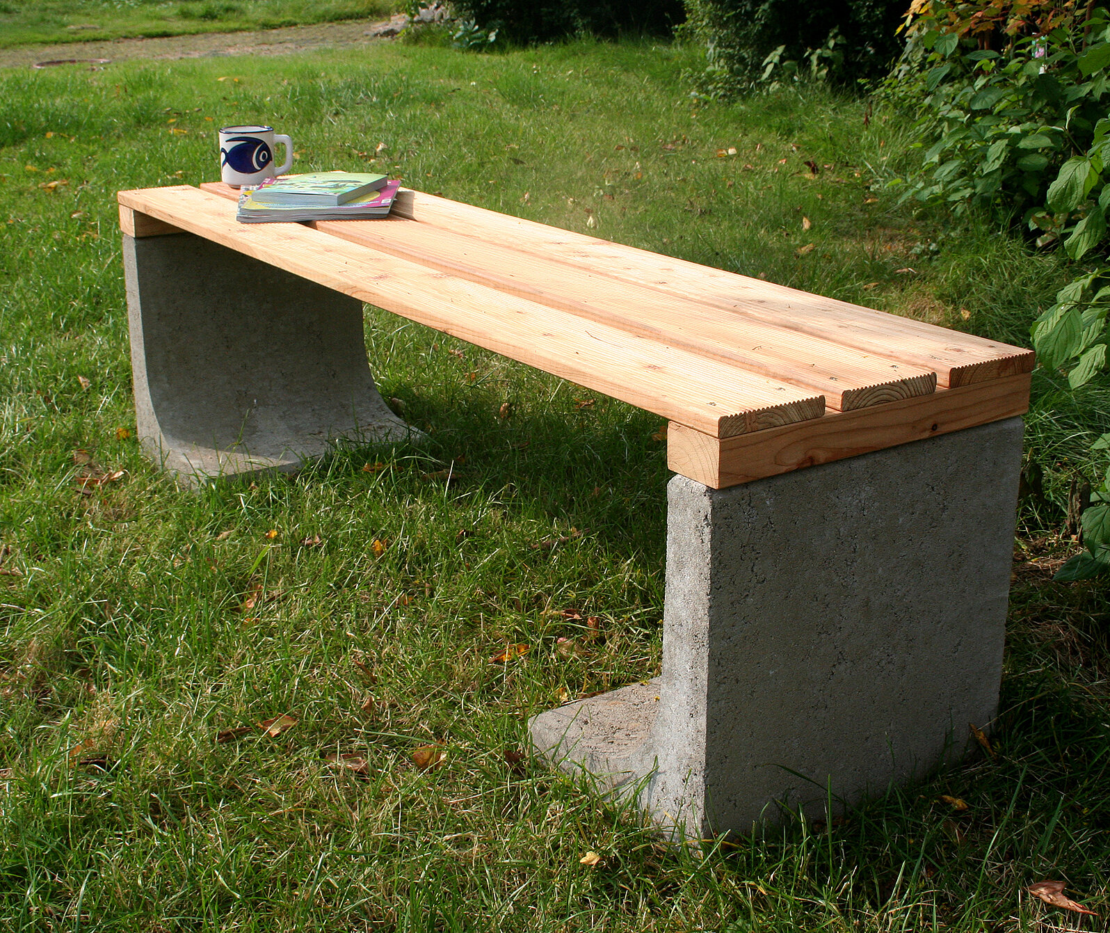 Gartenbank aus Beton und Holz