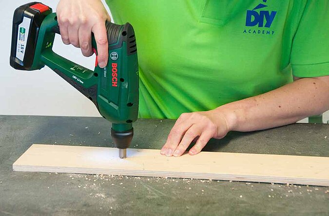 DIY-Kindergarderobe: Loch senken