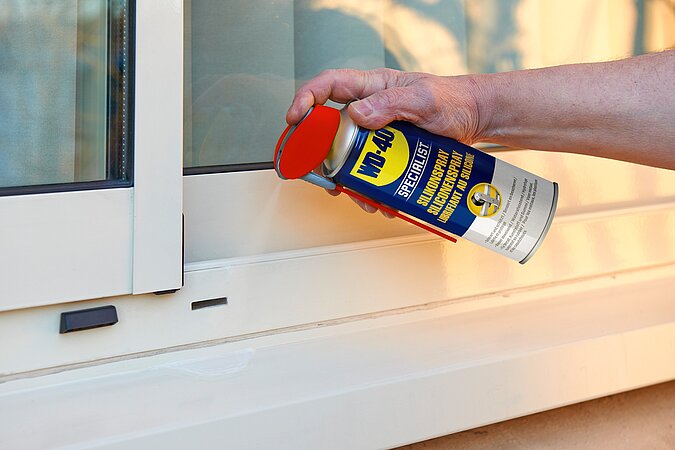 WD-40-Silikonspray-Fenster schmieren