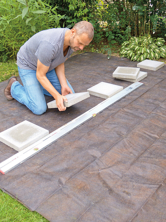Holzdeck: Betonplatten auslegen