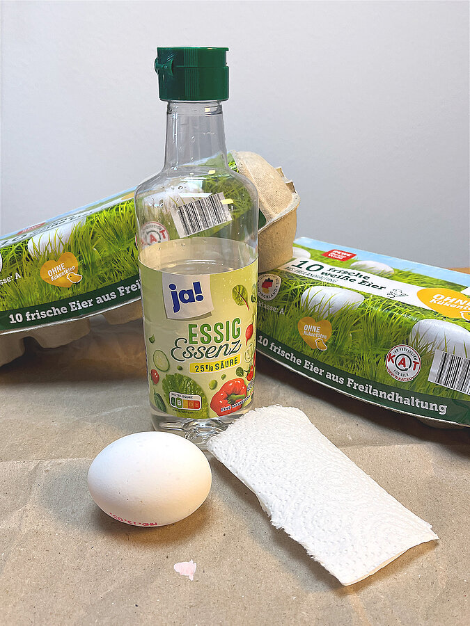 Osterkranz aus Eierschalen basteln mit Essigreiniger, Eierkarton und Küchenpapier zur hygienischen Reinigung und Vorbereitung der Schalen