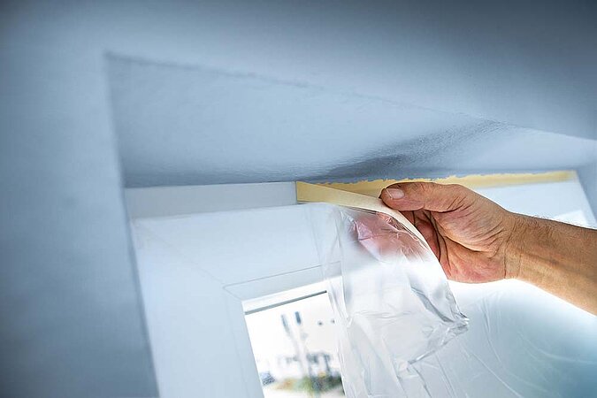 Wände verputzen Klebeband abziehen