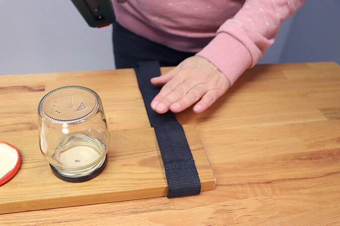 DIY Academy-Schraubenregal-Einmachglas-Gurte tackern-01