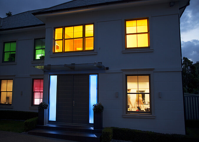 Haus erleuchtet in der Nacht