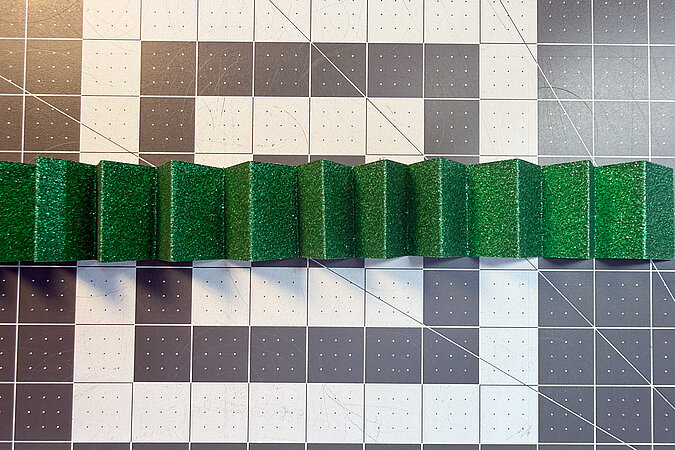 Einschulung Orden basteln mit fertig gefaltetem Glitzerpapier für die Schulkind-Rosette