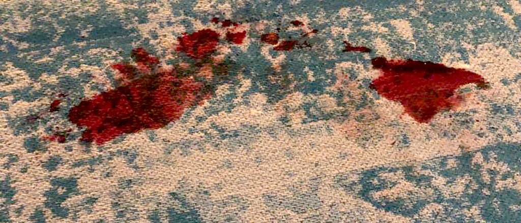 Rote Flecken auf dem Teppich