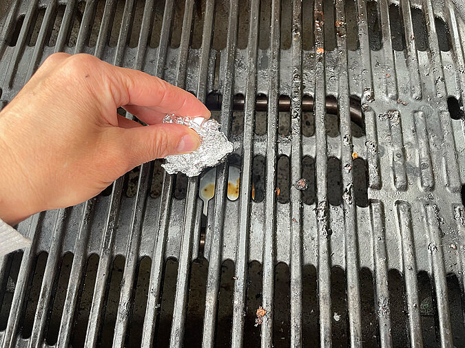 Festival Gadgets Grill reinigen mit Aluminiumfolie als DIY-Trick zur einfachen Entfernung von Schmutz und Rückständen