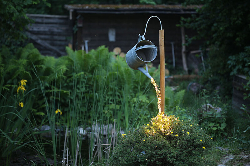 Eine Gießkanne als Gartenleuchte