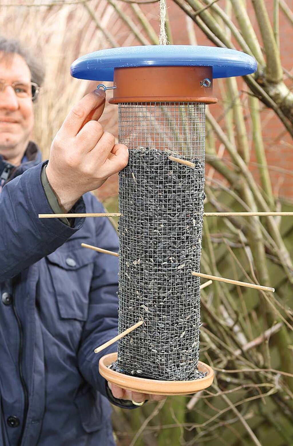Vogelfutter Silo Spender Sitzstangen befüllen aufhängen