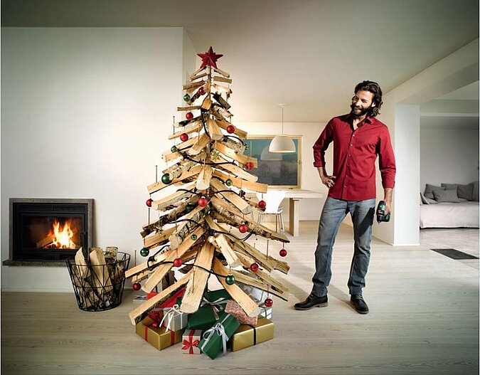 Ungewöhnlicher Weihnachtsbaum aus Holzscheiten