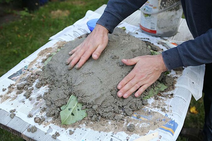 Vogeltränke Beton verteilen