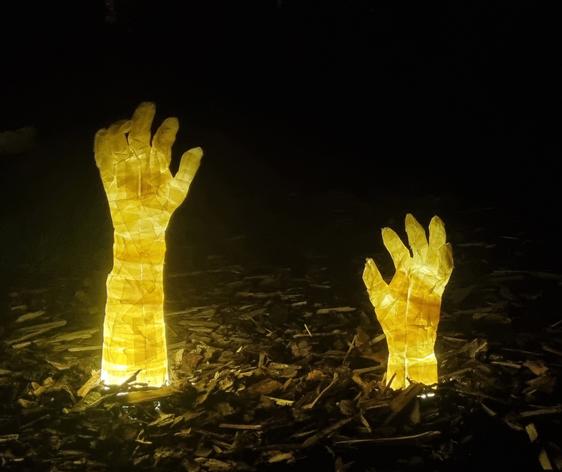 Beleuchtete Halloween-Hände im Garten basteln