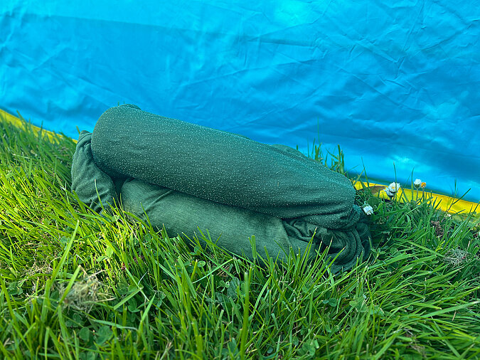 Festival Gadgets Getränke in nasses T-Shirt wickeln und im schatten länger kühl halten