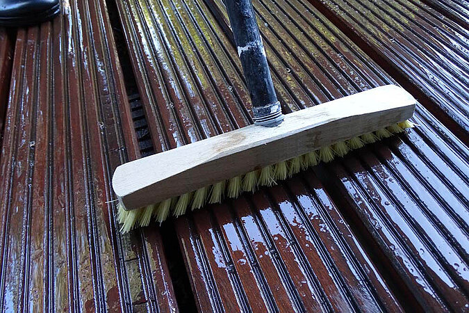 Terrasse reinigen Schrubber