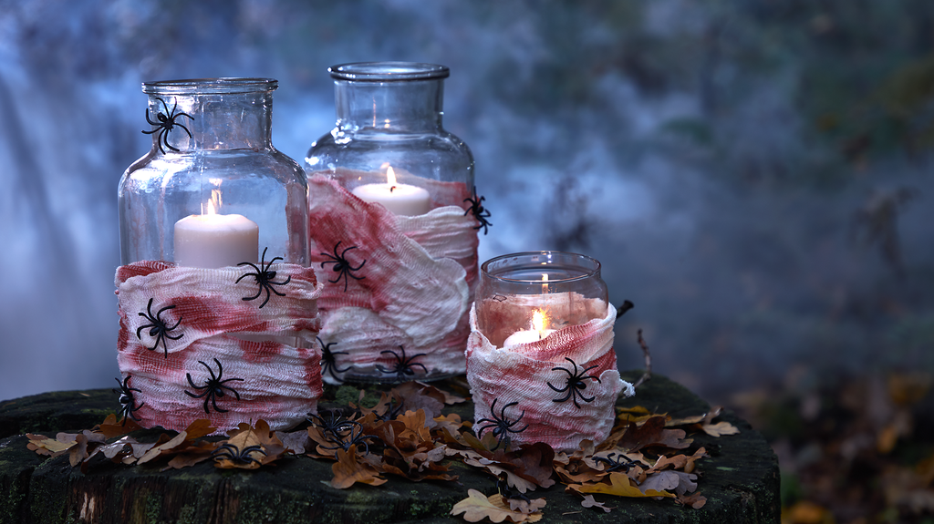 Windlicht zu Halloween mit blutigen Mullbinden basteln