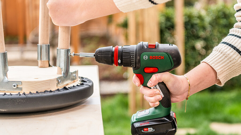 Barhocker selber bauen – gepolsterte Sitzfläche mit Holzbeinen verschrauben, Endmontage beim DIY-Projekt für selbstgebaute Barhocker