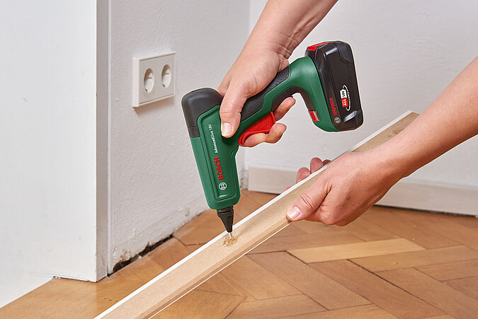 Kleben Heißklebepistole Sockelleiste