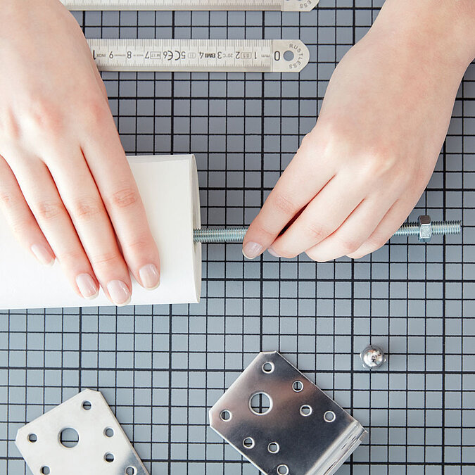 Gewindestange durch die Rolle stecken