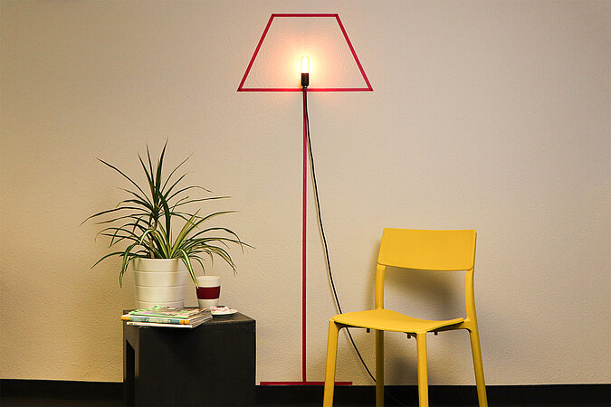 Wandleuchte, Form geklebt mit Deco-Tape an der Wand