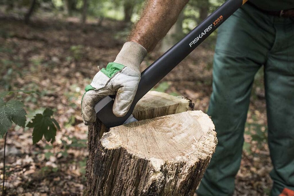 Holz hacken im Wald mit der Axt