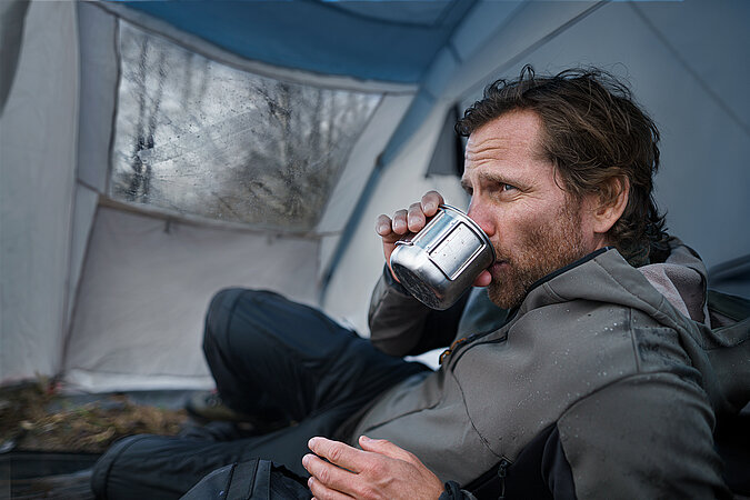 Festival Gadgets entspannter Moment im Zelt mit Edelstahl-Kaffeebecher und frischem Kaffee beim Festival Camping