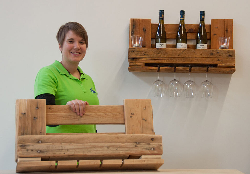 Miss DIY mit dem DIY-Weinregal aus Paletten